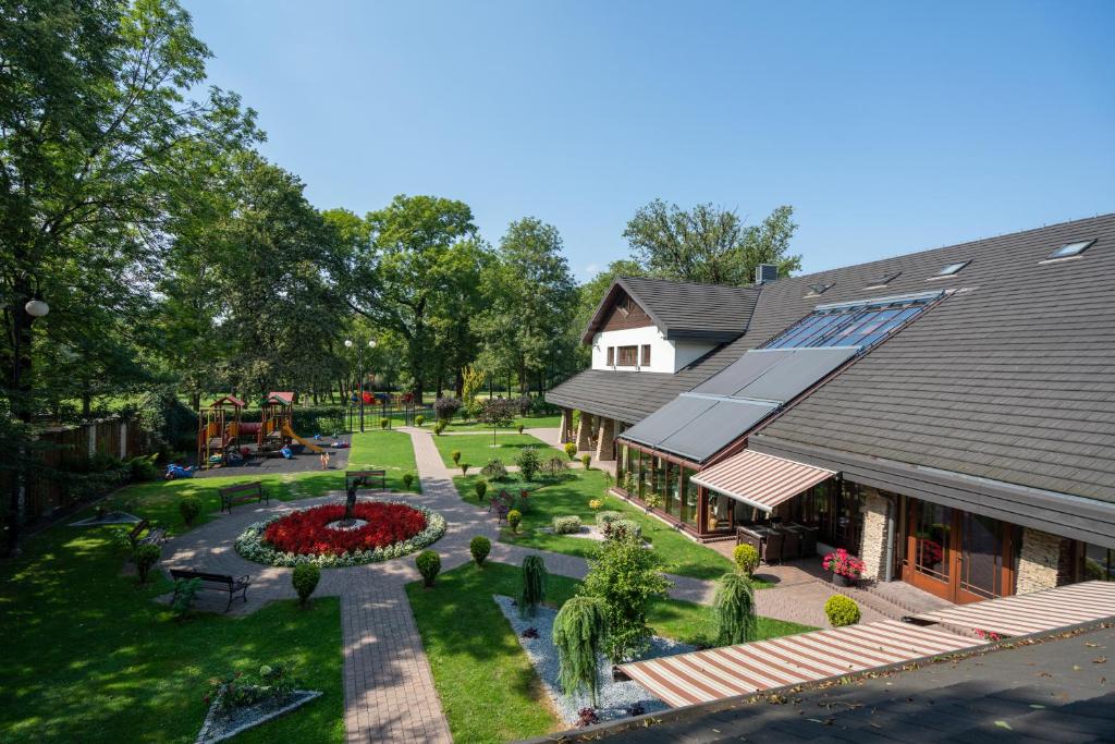Ogród i wejście Hotelu Badura