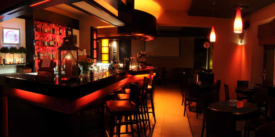 Bar i ciepłe światło Restauracji Cud Malina
