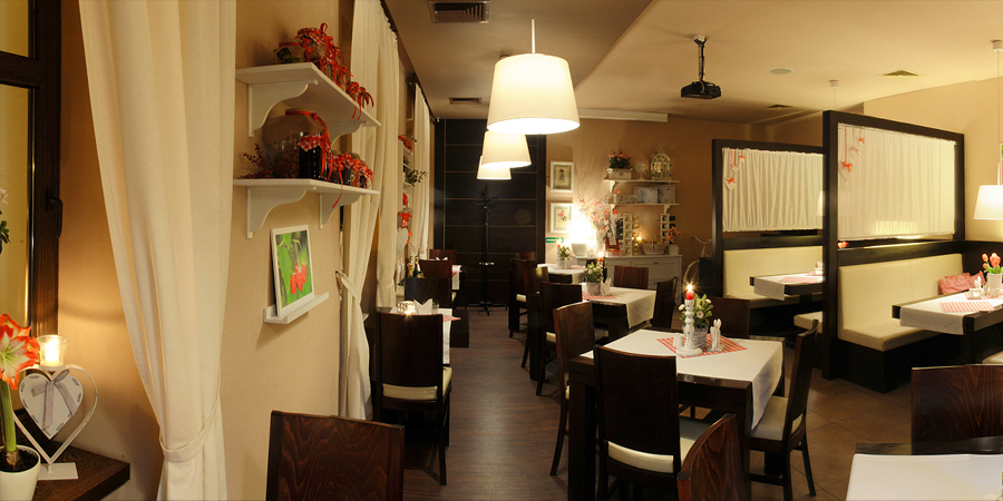 Sala Restauracji Cud Malina przygotowana do kolacji